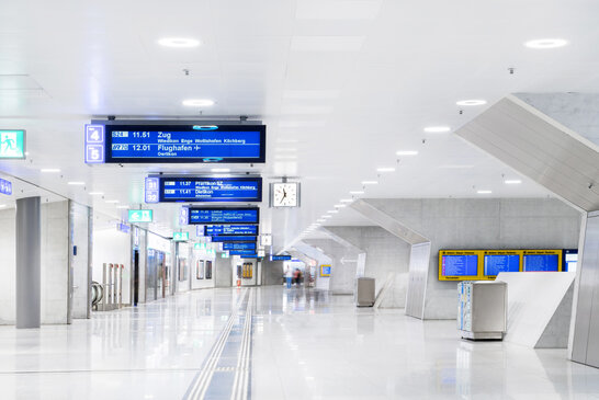 [Translate to CN:] Train Station Platform Setting with Armstrong METAL Q-Clip Solutions from Knauf Ceiling Solutions Installed