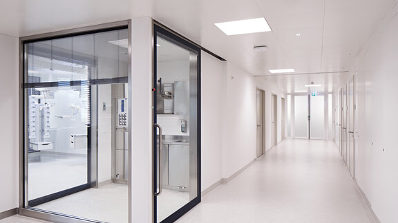 [Translate to CN:] Healthcare Premises Corridor Using an Armstrong METAL Clip-In Solution From Knauf Ceiling Solutions