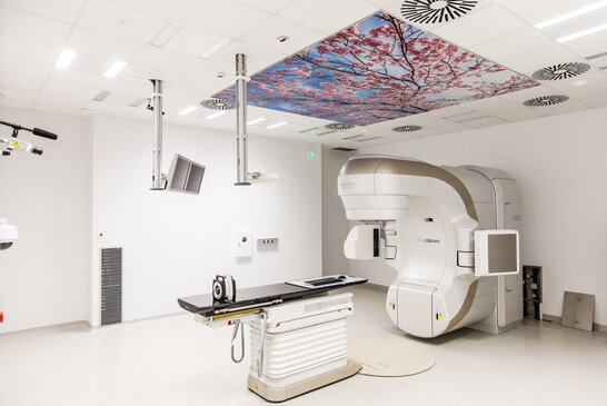 [Translate to CN:] Medical Room Setting with AMF Varioline Solution from Knauf Ceiling Solutions Installed