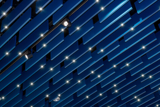 [Translate to CN:] Close Up view of Blue Armstrong METAL V-P 500 From Knauf Ceiling Solutions