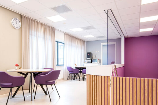 [Translate to CN:] Hospital Common Room with Armstrong Perla Solution from Knauf Ceiling Solutions Installed