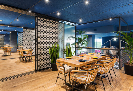 [Translate to CN:] Restaurant Setting with Heradesign Solutions from Knauf Ceiling Solutions Installed